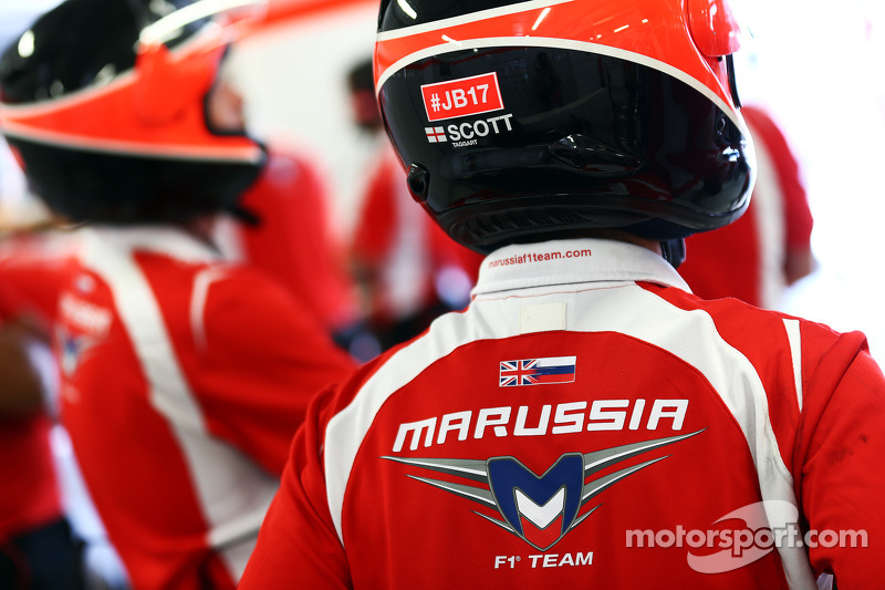 Marussia F1 Team mecánicos llevan el hashtag # JB17 como un mensaje de apoyo a Jules Bianchi
