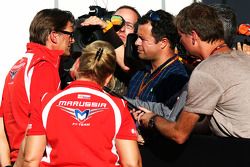 Graeme Lowdon, Marussia F1 Team Chief Executive Officer with Ted Kravitz, Sky Sports Pitlane Reporte