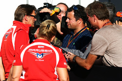 Graeme Lowdon, Marussia F1 Team Chief Executive Officer with Ted Kravitz, Sky Sports Pitlane Reporte