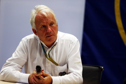 Charlie Whiting, delegado de la FIA en una Conferencia de Prensa FIA para discutir el accidente con