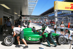 Marcus Ericsson, Caterham CT05 in the pits
