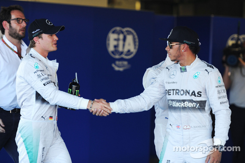 (Esquerda para direita): segundo colocado, Nico Rosberg, Mercedes AMG F1, congratula seu companheiro