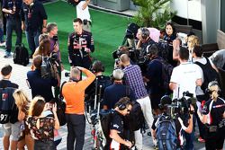 Daniil Kvyat, Scuderia Toro Rosso with David Coulthard, Red Bull Racing and Scuderia Toro Advisor / BBC Television Commentator in the paddock