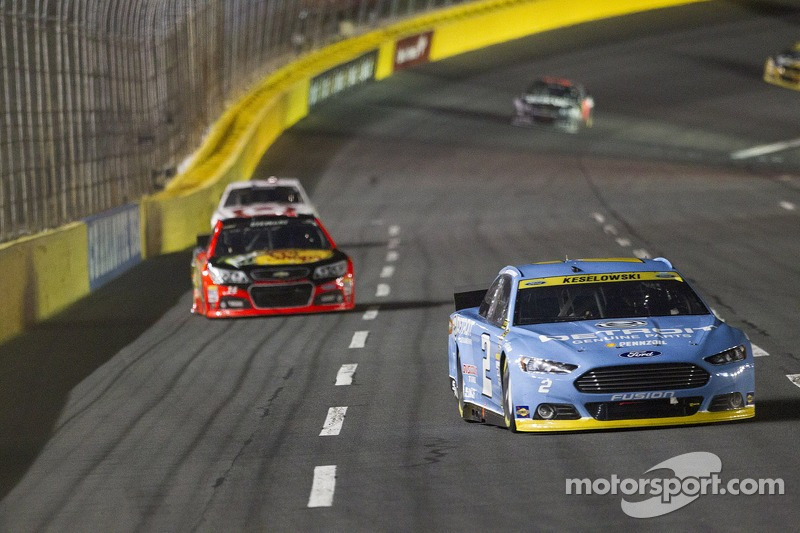 Duas semanas antes, Keselowski se enroscou com Matt Kenseth entre os caminhões das equipes, após a prova de Charlotte. A turma do "deixa disso" teve trabalho, já que o espaço da confusão era muito estreito.