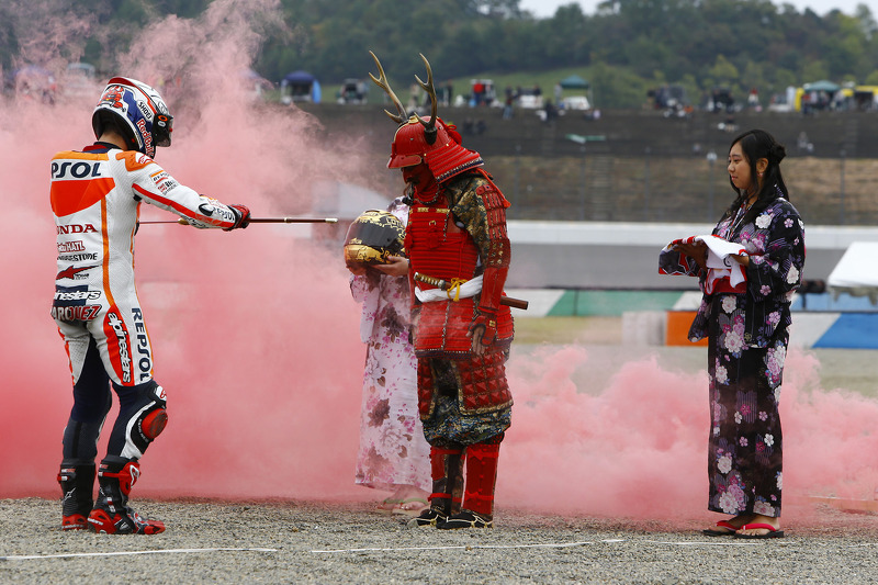2014: Menerima pedang dari samurai