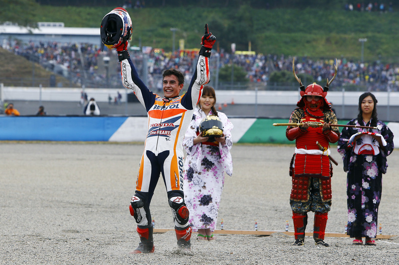 2014: Menerima pedang dari samurai