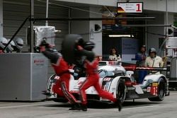 #1 Audi Sport Team Joest Audi R18 e-tron quattro: Lucas di Grassi, Loic Duval, Tom Kristensen