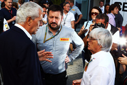 Marco Tronchetti Provera, Pirelli Chairman with Paul Hembery, Pirelli Motorsport Director and Bernie Ecclestone (GBR)