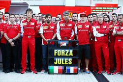 Massimo Rivola, Fernando Alonso, Marco Mattiacci, Kimi Räikkönen et leq membres des équipes Ferrari et Marussia apportent leur soutien à Jules Bianchi