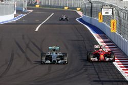 Nico Rosberg, Mercedes AMG F1 Team y Kimi Raikkonen, Scuderia Ferrari