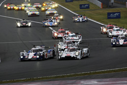 Start: #8 Toyota Racing Toyota TS040-Hybrid: Anthony Davidson, Sebastien Buemi and #20 Porsche Team Porsche 919 Hybrid: Mark Webber, Brendon Hartley, Timo Bernhard lead