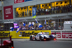 #7 Toyota Racing Toyota TS040 Hybrid: Alexander Wurz, Stéphane Sarrazin, Kazuki Nakajima : Drapeau à damier
