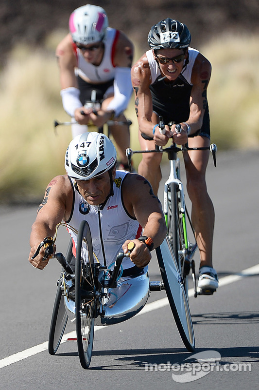 Alex Zanardi compete em triatlo de longa distância no Havaí