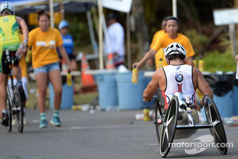 Alex Zanardi compete em triatlo de longa distância no Havaí