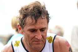 Alex Zanardi compete em triatlo de longa distância no Havaí