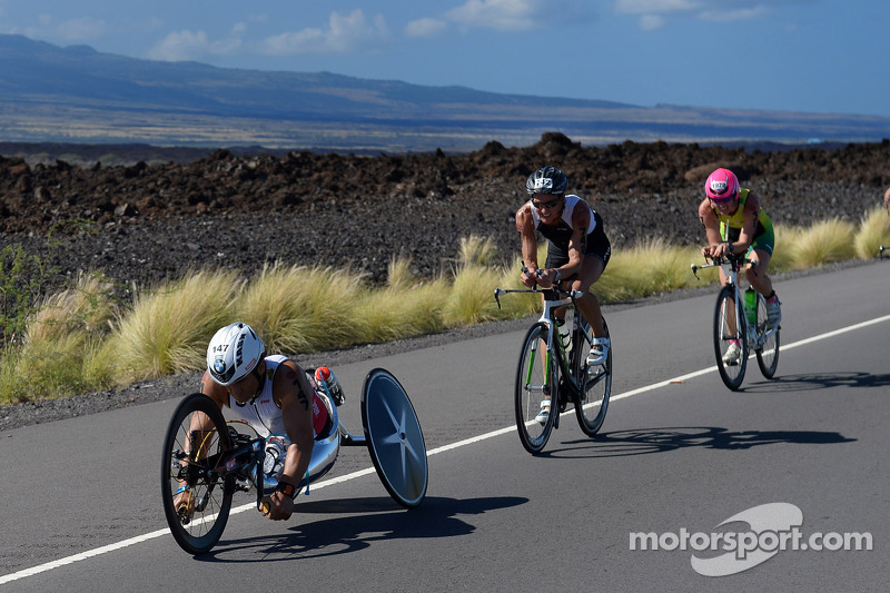 Alex Zanardi compete em triatlo de longa distância no Havaí