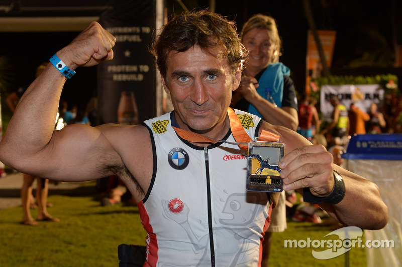 Alex Zanardi neemt deel aan de Hawaii triathlon