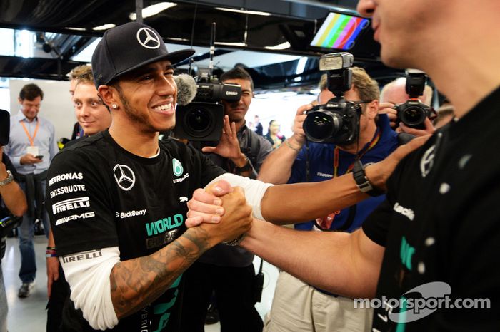 Lewis Hamilton, de Mercedes AMG F1 celebra el Campeonato de constructores de 2014 con el equipo