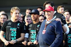 (Esquerda para direita): Nico Rosberg, Mercedes AMG F1; Lewis Hamilton, Mercedes AMG F1 e Niki Lauda