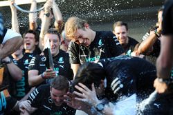 Nico Rosberg, da Mercedes AMG F1, celebra vencer o Campeonato de Construtores 2014 com a equipe