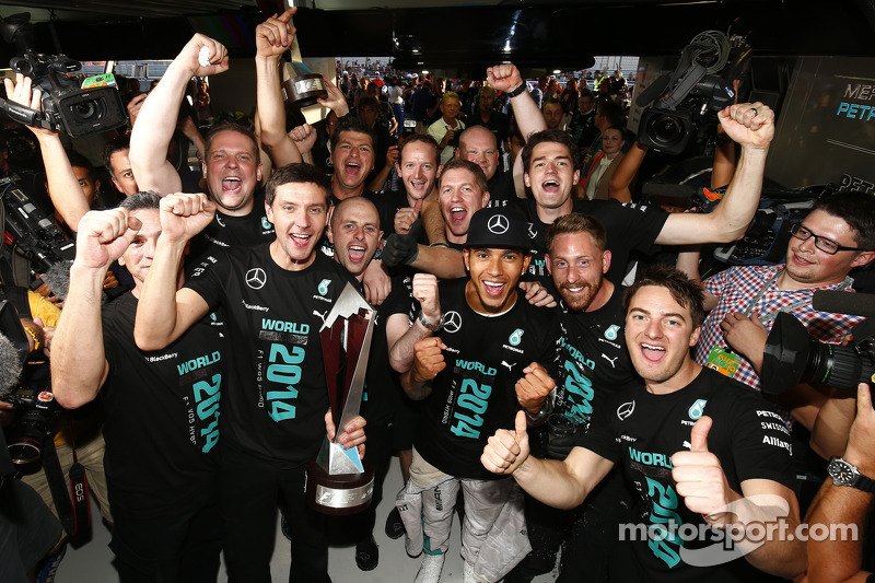 Lewis Hamilton, Mercedes AMG F1 celebra vencer o Campeonato de Construtores 2014 com a equipe