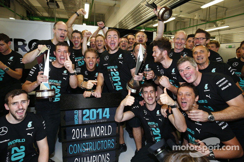 Nico Rosberg, da Mercedes AMG F1, celebra vencer o Campeonato de Construtores 2014 com a equipe