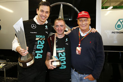 Toto Wolff, Mercedes AMG F1 accionista y Director Ejecutivo; Paddy Lowe, Director Ejecutivo de Mercedes AMG F1 y Niki Lauda, Presidente no ejecutivo de Mercedes celebran ganando el Campeonato de constructores de 2014 con el equipo