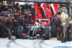 Romain Grosjean, Lotus F1 Team pit stop