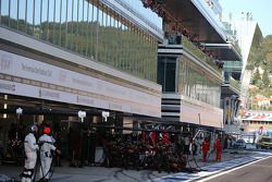 Pastor Maldonado, Lotus F1 E21 pit stop