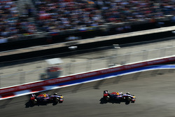 Sebastian Vettel, Red Bull Racing RB10, leidt Daniel Ricciardo, Red Bull Racing RB10