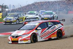 Matt Neal, Honda Yuasa Racing amongst the carnage at the start of race 1