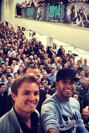 Nico Rosberg e Lewis Hamilton em uma selfie com os trabalhadores da fábrica da Mercedes.