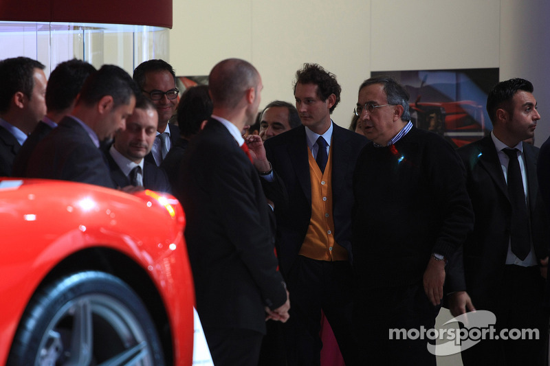 John Elkann (ITA) Presidente Fiat e Sergio Marchionne (ITA) Fiat Chrysler Group Ceo con la nuova Ferrari 458 Speciale A