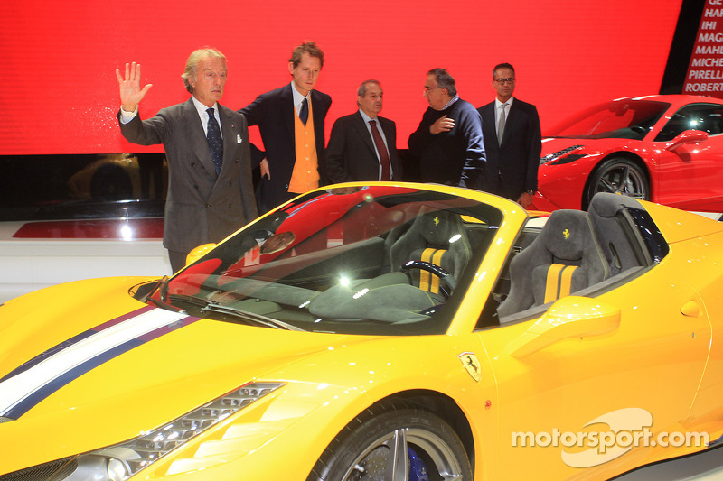 Luca Cordero di Montezemolo Ferrari Ceo, Amedeo Felisa Ferrari direktörü, John Elkann Fiat Başkanı ve Sergio Marchionne Fiat Chrysler Grup CEO'su ve yeni Ferrari 458 Speciale A