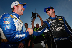 Ganador de la pole Brian Vickers y segundo lugar, Jimmie Johnson