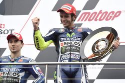 Pódio: vencedor da corrida Valentino Rossi, o segundo lugar Jorge Lorenzo