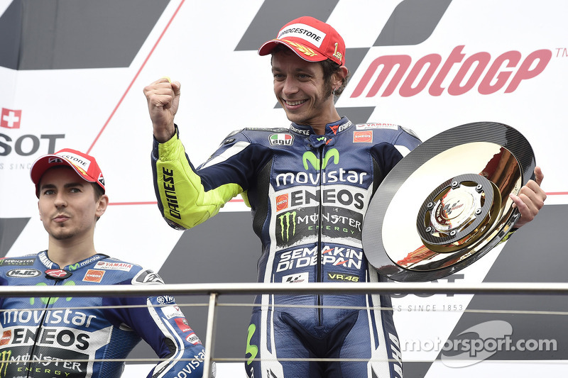 Podio: ganador de la carrera de Valentino Rossi, segundo puesto de Jorge Lorenzo