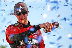 Vencedor corrida Brad Keselowski celebra