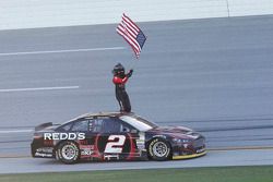 Racewinnaar Brad Keselowski viert feest