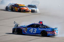 Aric Almirola, Richard Petty Motorsports Ford and Kyle Busch, Joe Gibbs Racing Toyota crash