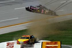 Joey Logano, Penske Ford Takımı ve Jamie McMurray, Ganassi Racing Chevrolet kaza yapıyor