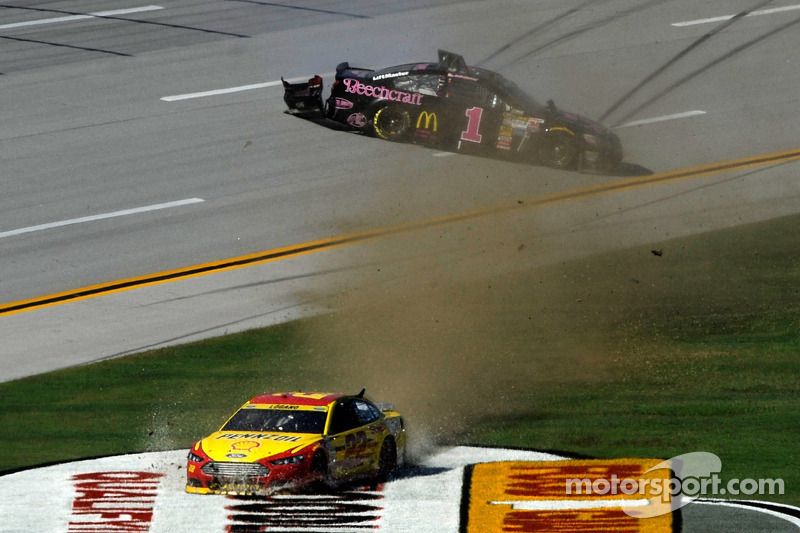 Crash: Joey Logano, Team Penske Ford; Jamie McMurray, Ganassi Racing Chevrolet