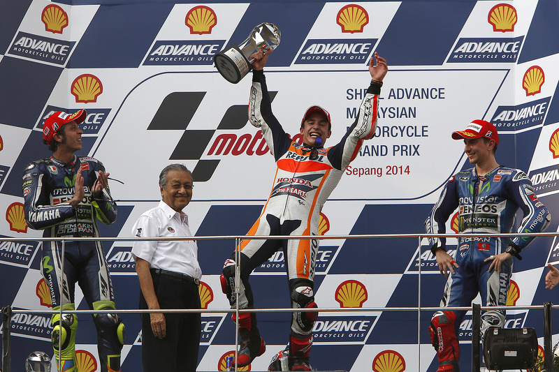 Podio: 1º Marc Márquez, 2º Valentino Rossi, 3º Jorge Lorenzo