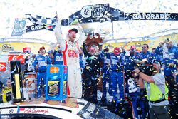 Il vincitore della gara Dale Earnhardt Jr. su Chevrolet del team Hendrick Motorsports