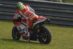 Cal Crutchlow, Ducati Team en problemas