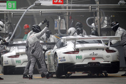 #92 Porsche Team Manthey Porsche 911 RSR: Patrick Pilet, Frederic Makowiecki