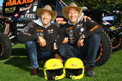 Tom Coronel en broer Tim Coronel met de Maxxis Dakar Team buggy