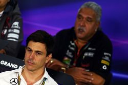 Toto Wolff, Mercedes AMG F1 accionista y Director ejecutivo en la rueda de prensa de la FIA