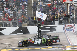 Kyle Busch celebra