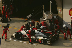 #1 Audi Sport Team Joest Audi R18 e-tron quattro: Lucas di Grassi, Loic Duval, Tom Kristensen